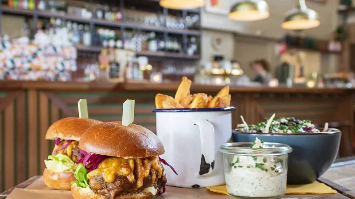 Burger avec des frites et sa sauce