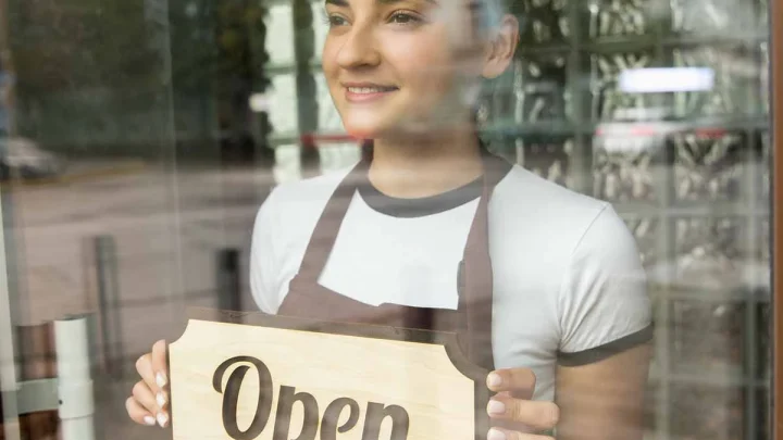 Restaurateur avec un restaurant ouvert